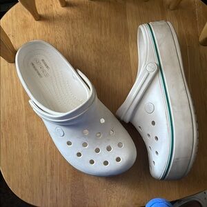 CROCS White Platform women’s 9 men’s 7